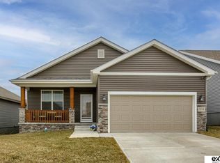 2214 Hedgeapple Rd, Plattsmouth, NE 68048