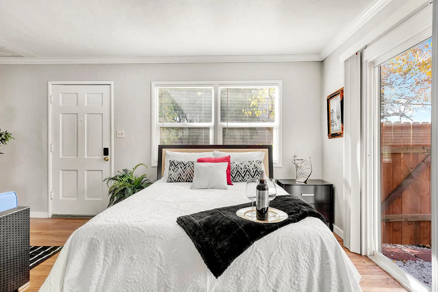 Studio, 560 sqft, $2,290 — Photo 2