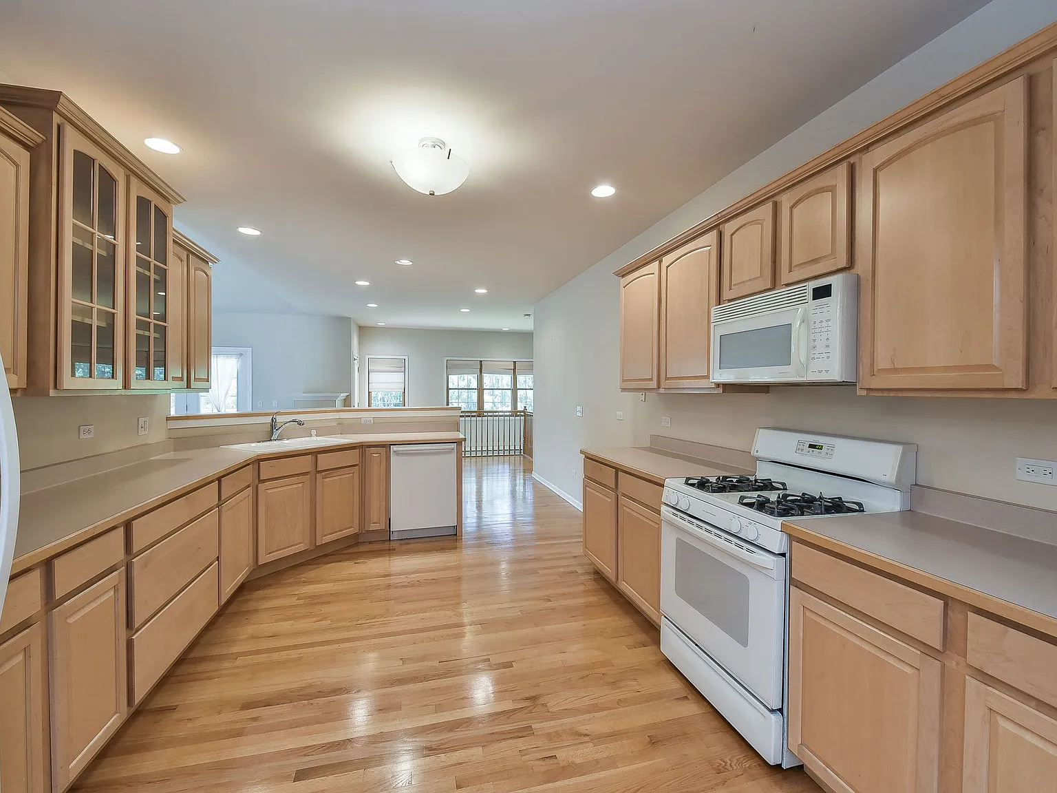 3 bed, 2192 sqft, $3,800 — Photo 3