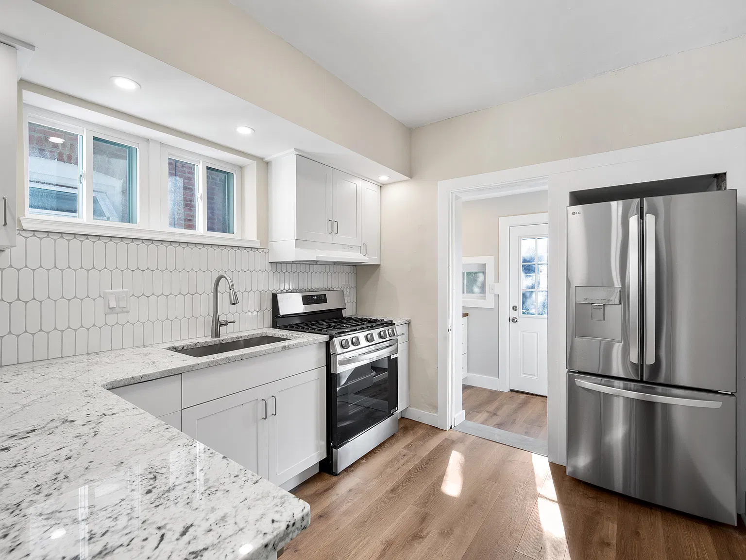 3 bed, 1316 sqft, $2,350 — Photo 4