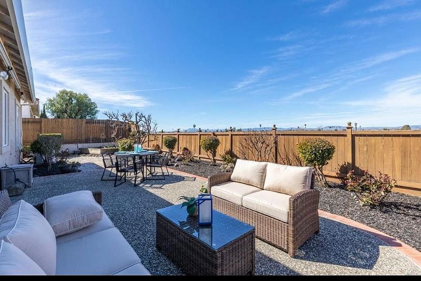 1st image of 39 Montevino Dr