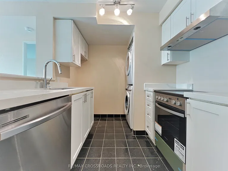 8 Lee Centre Dr #1702 — Photo 9