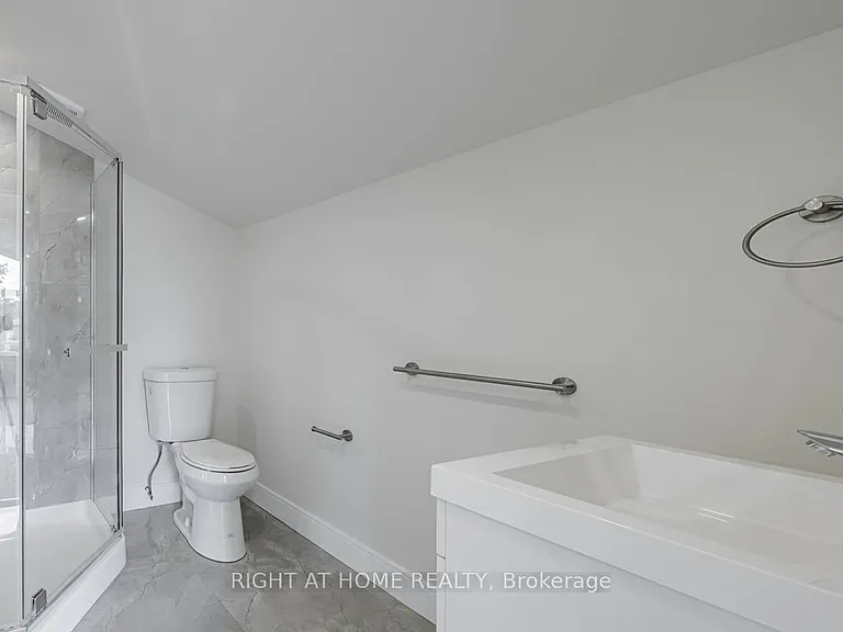 690 Hillman Cres — Photo 9