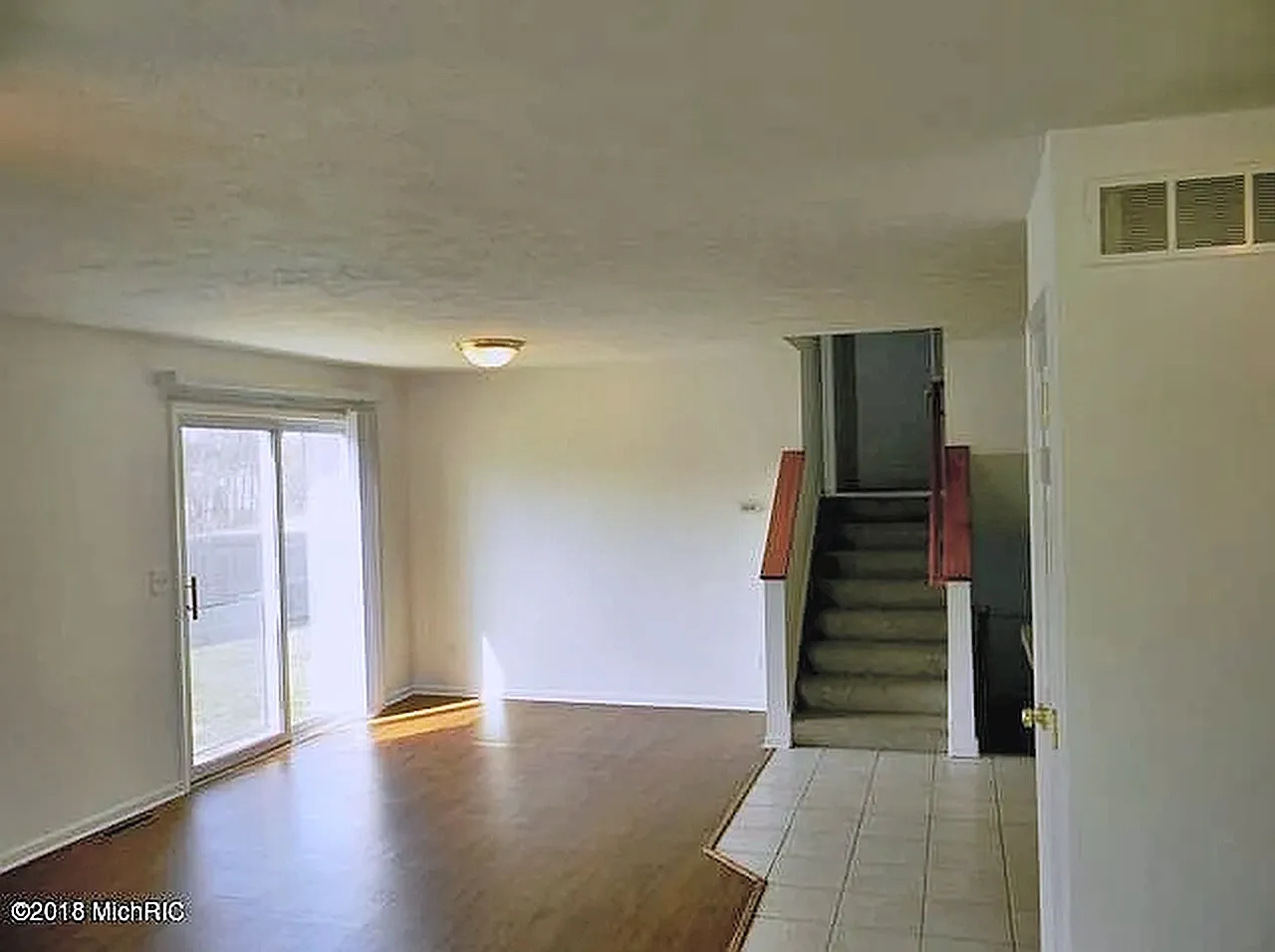 5 bed, 2.5 bath, 1760 sqft, $3,500 — Photo 2