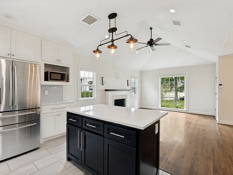 615 S Montclair Ave — Photo 4