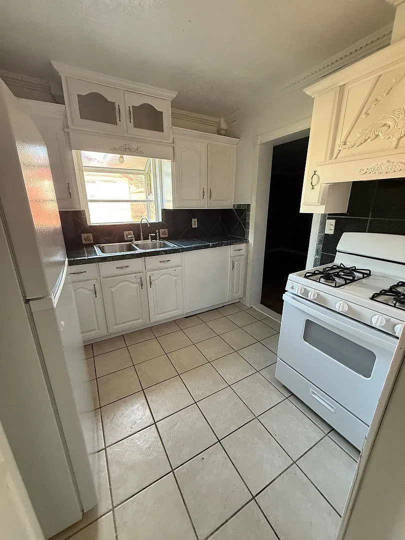House For Rent 3975 Cleveland St, Beaumont, TX 77703 — Photo 3