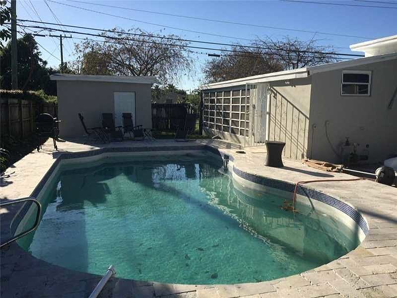 1st image of 1000 NE 160th St