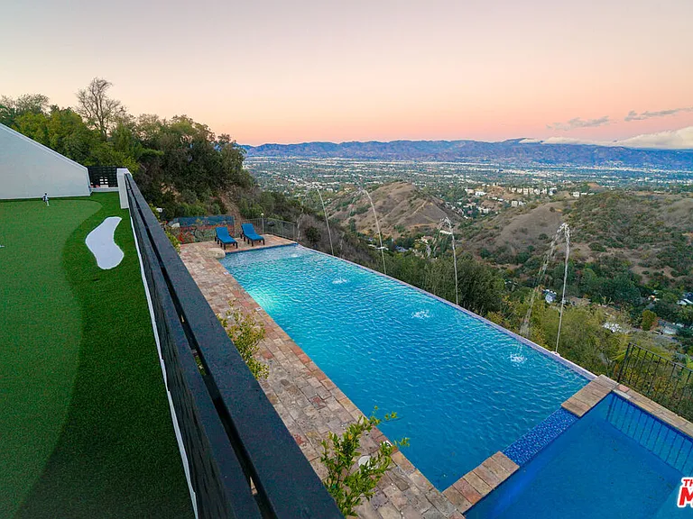 13211 Mulholland Dr — Photo 9