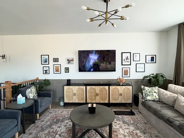 171 Kingsport Dr, South Elgin, IL 60177