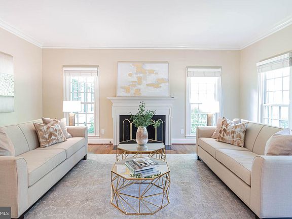 4th image of 921 Vicar Ln
