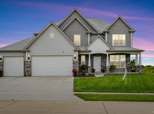 6910 Grove Xing, Bettendorf, IA 52722