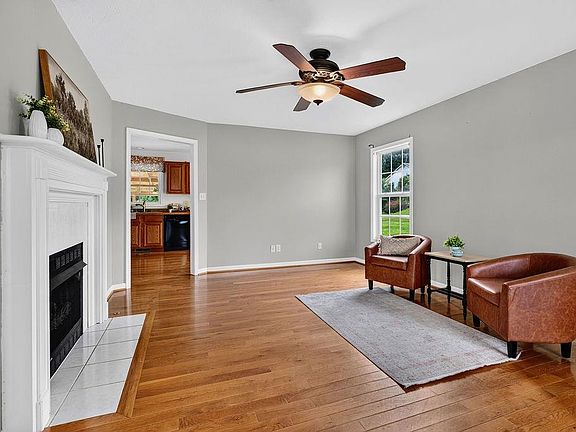5th image of 7 Little John Ct