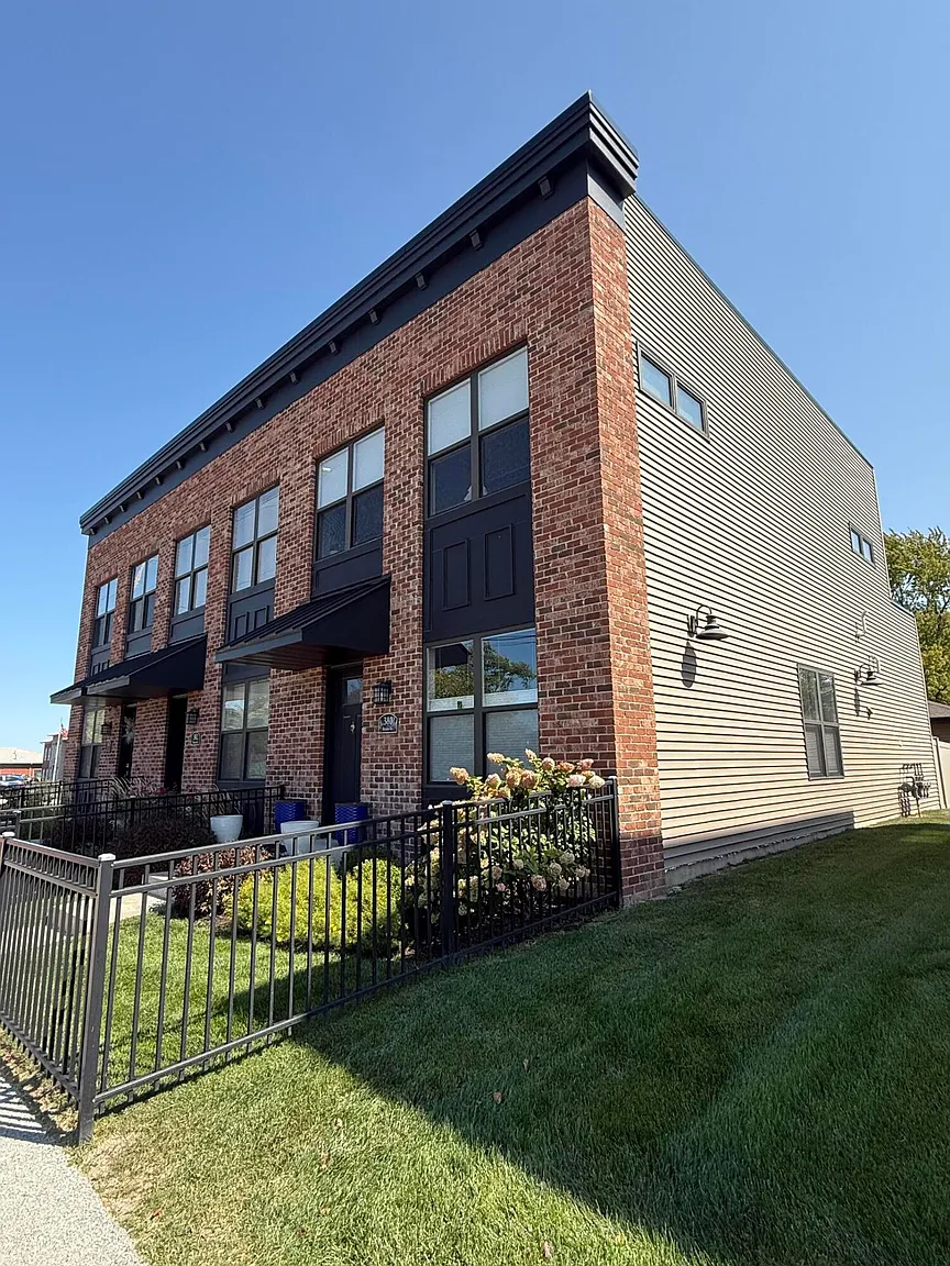 380 N Indiana Ave photo 1