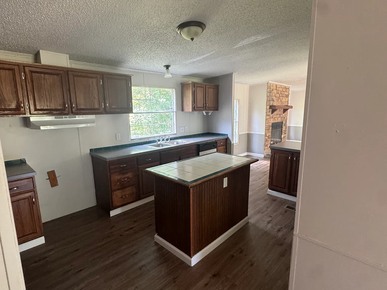 4 bed, 1976 sqft, $1,500 — Photo 1