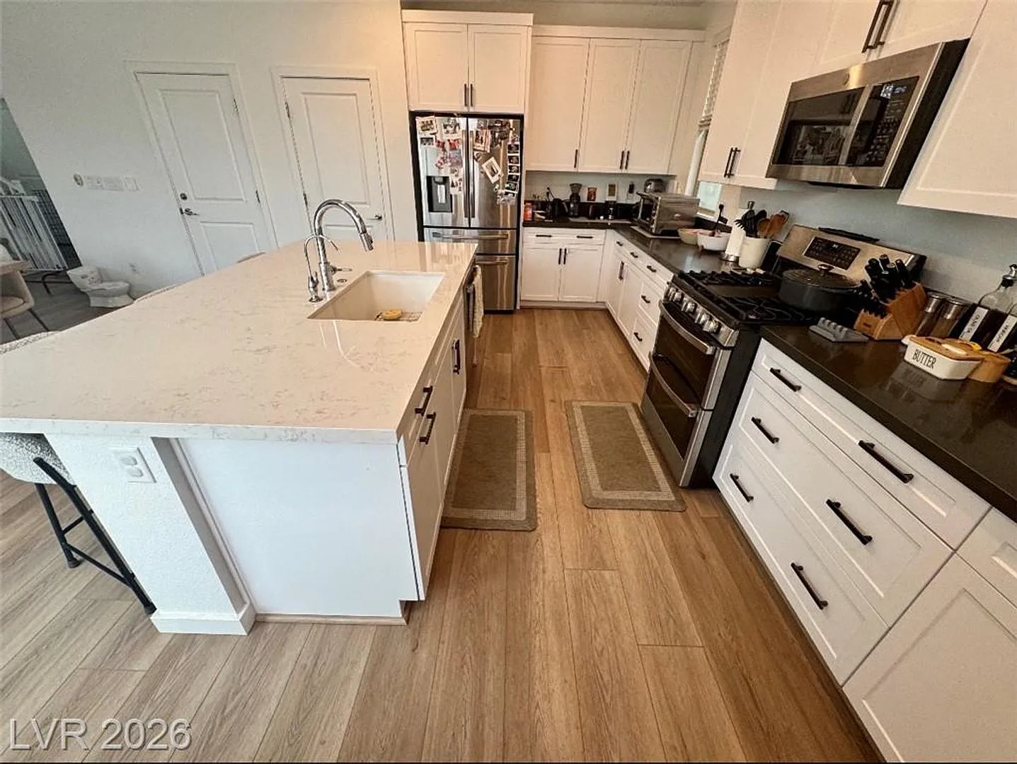 Beautiful 3-Bedroom Home with 2-Car Garage — Photo 3