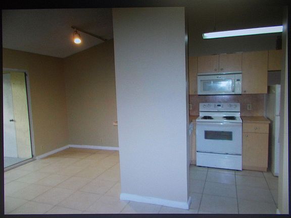 3rd image of 1086 The Pointe Dr