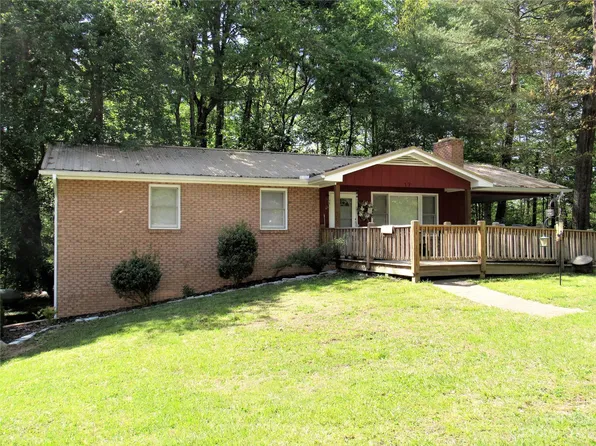 17 Horseshoe Dr, Hendersonville, NC 28791