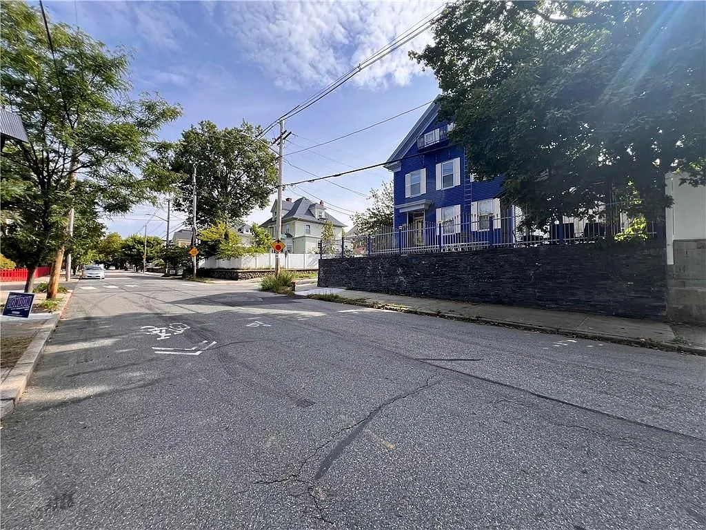 121 Camp St — Photo 1