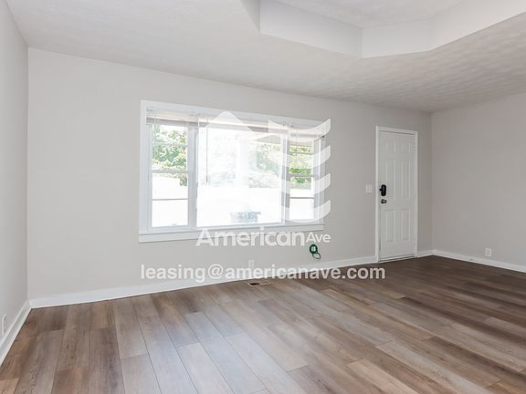 1047345_002_living_room_13894339.jpg