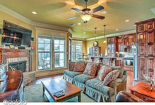 3rd image of 605 Bitter Pecan Dr