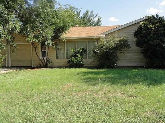 3rd image of 901 Westridge Dr