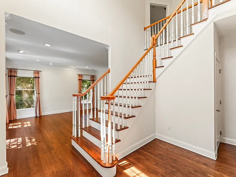 368 Hoyt St — Photo 2