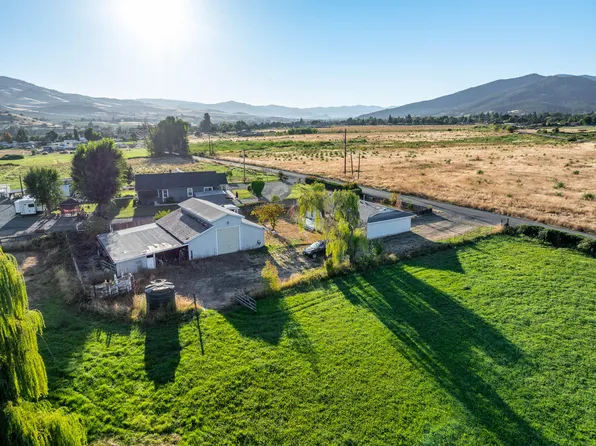 230 Hartley Rd, Phoenix, OR 97535