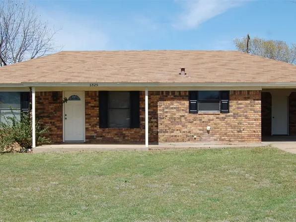 1325 2nd St, Graham, TX 76450