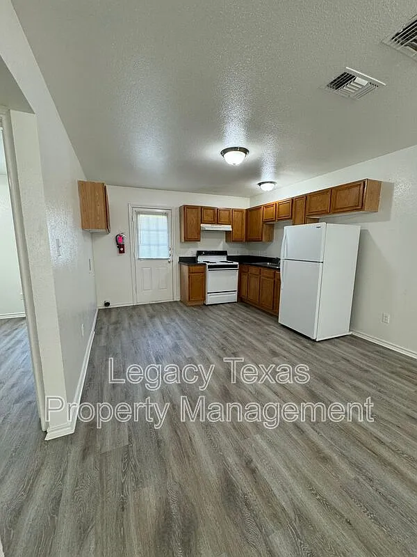 Building Photo - 701 Miracle Ln #E