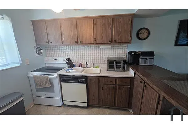 Building Photo - 5505 Hernandes Dr #240
