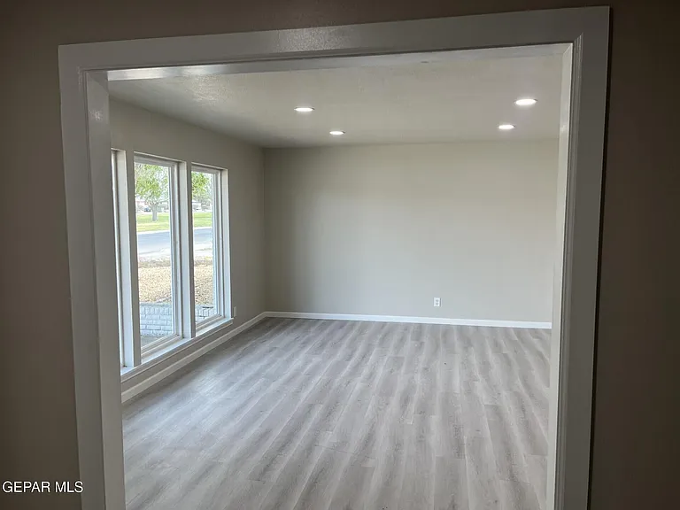 8600 Edgemere Blvd — Photo 17