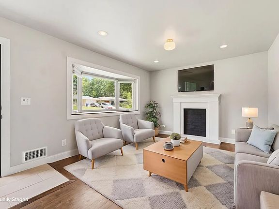 3rd image of 4626 4th St NE
