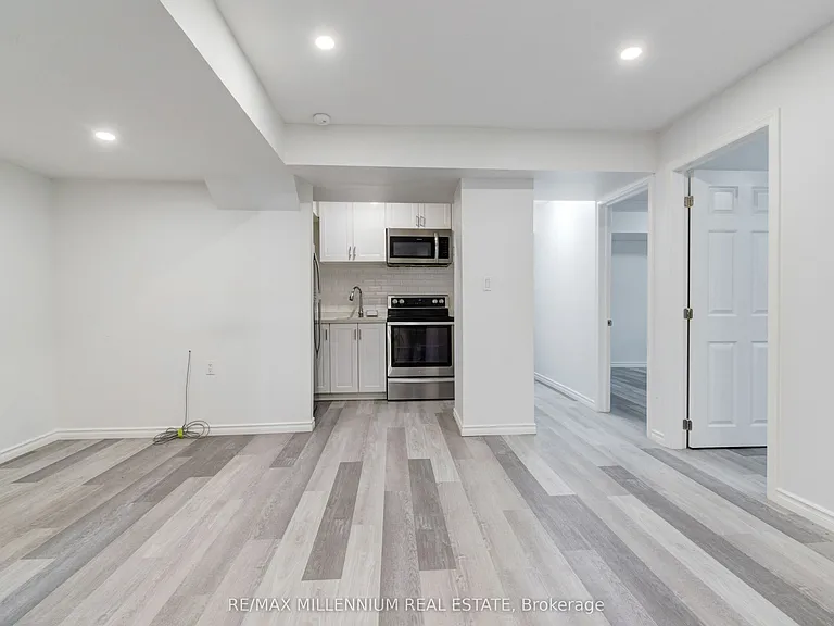 481 Bessborough Dr — Photo 19