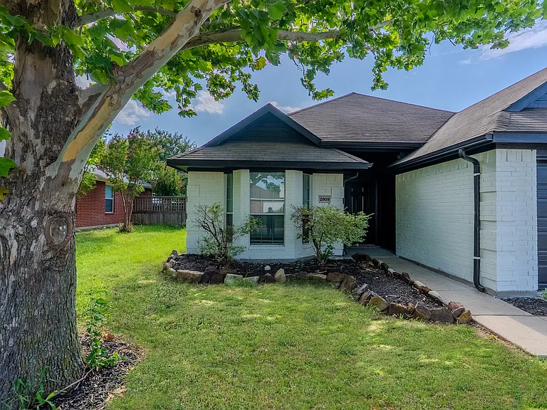 2809 Mitchell Ln — Photo 2