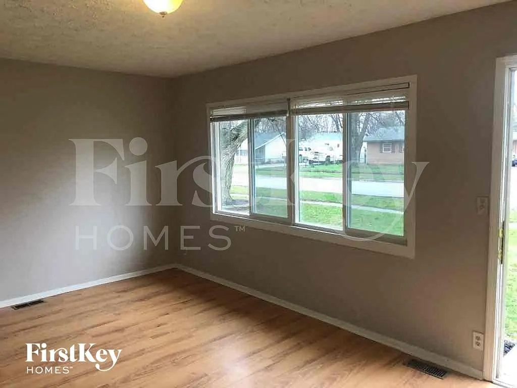 3 bed, 1.0 bath, 975 sqft, $1,560 — Photo 2