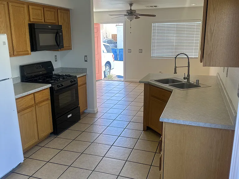 9914 Keephills St — Photo 3