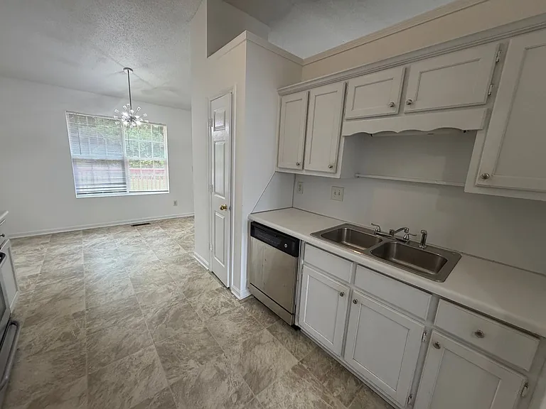 1613 Fort Perry Way — Photo 5
