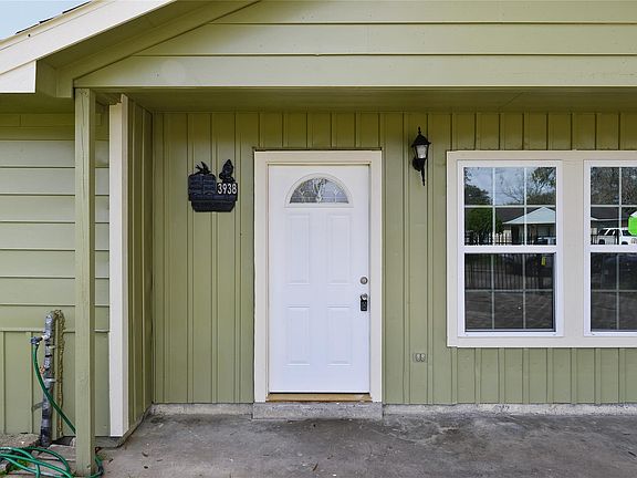 3rd image of 3938 Daphne St