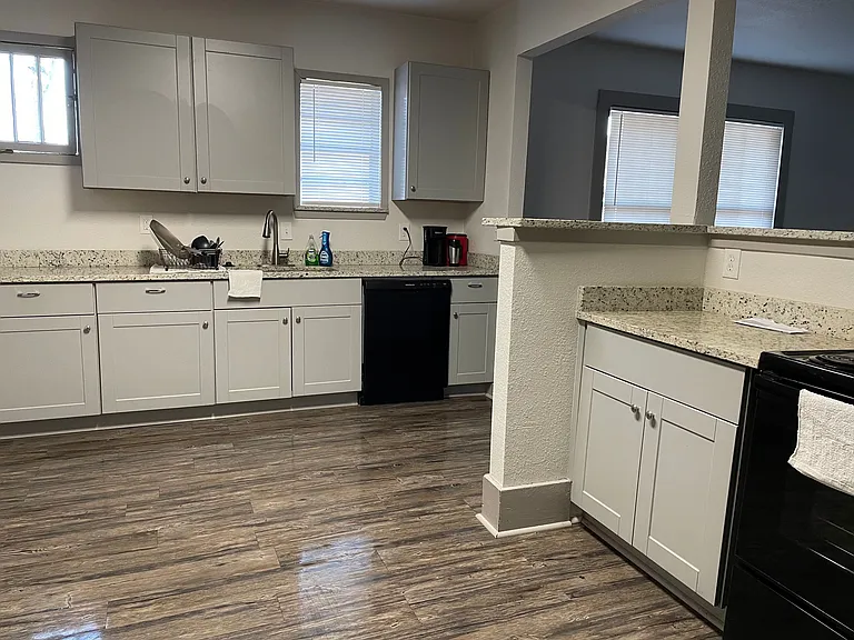 2722 Travis Ave — Photo 4
