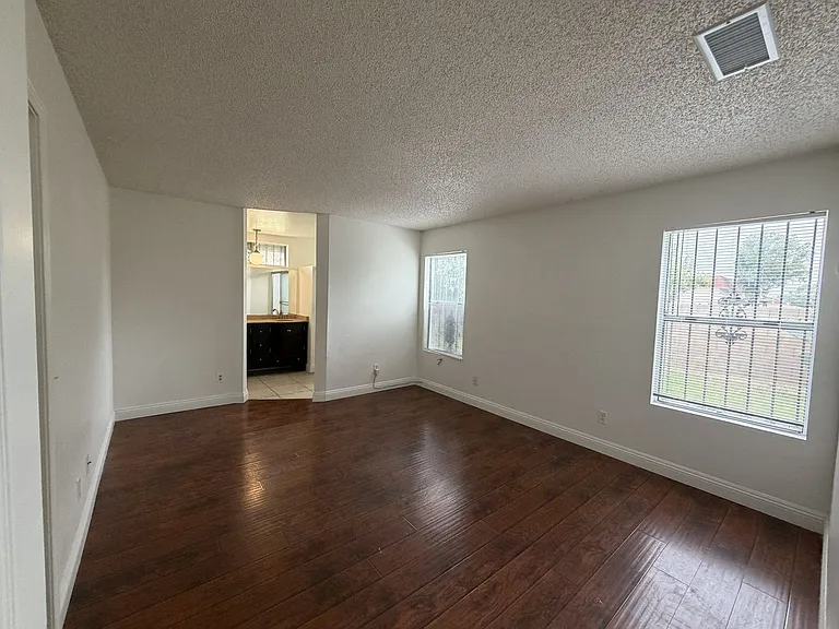 560 S Quince Ave — Photo 11