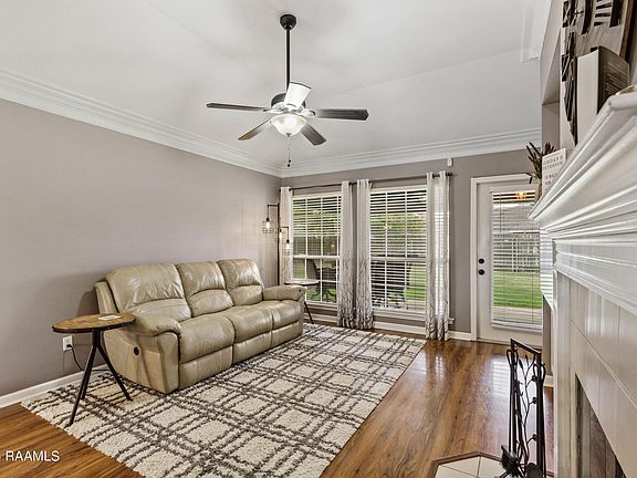 3rd image of 412 Burgess Dr