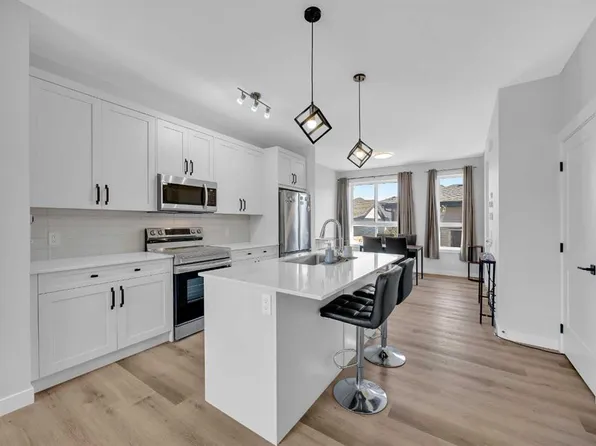 32 W Silverton Glen Grn SW, Calgary, AB T2X 5B8