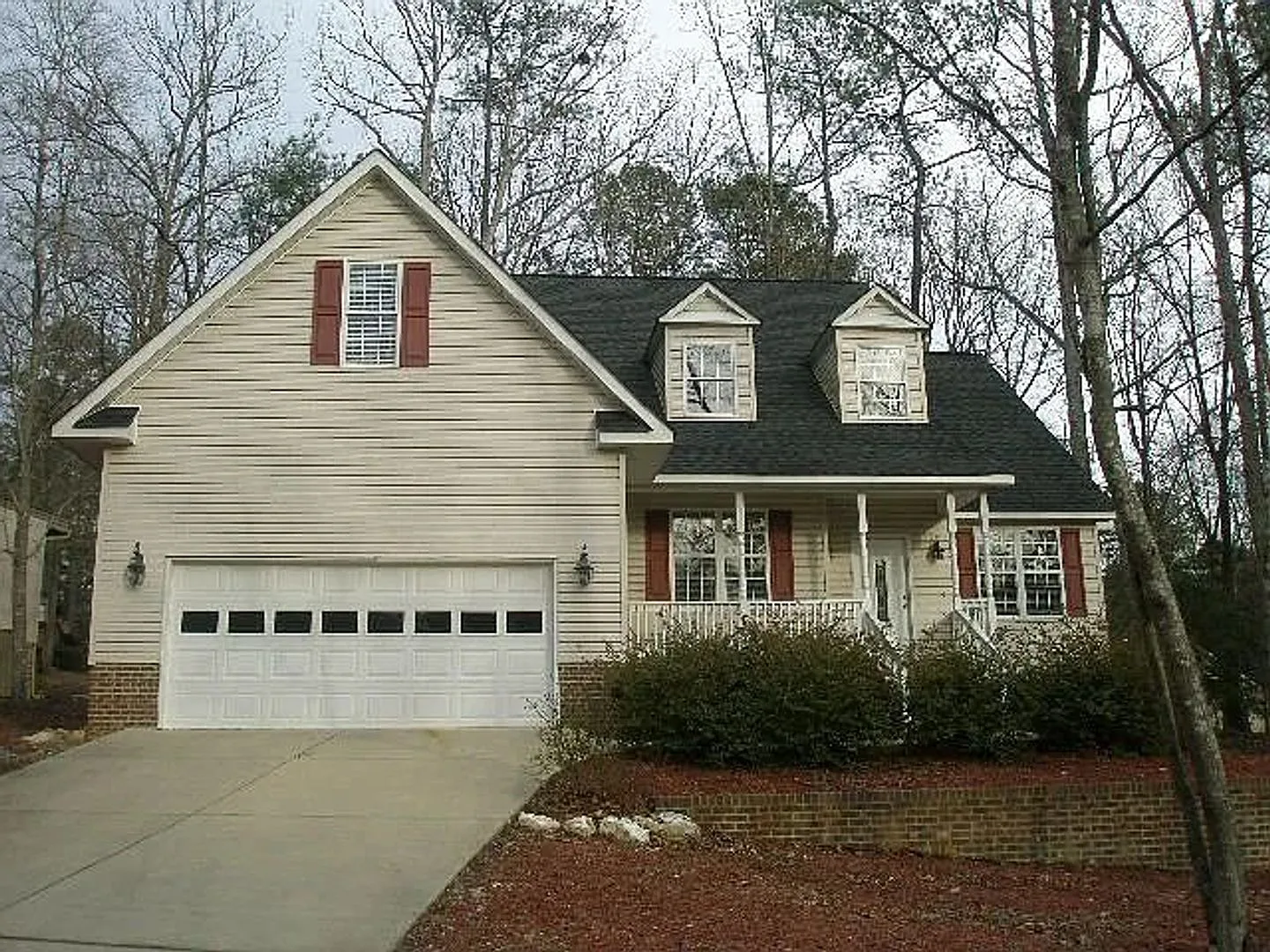 Backing directly to the golf course in the gated community of Carolina Trace, this spacious 3-bed... — Photo 1