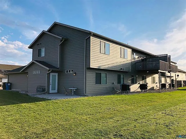 3 bed, 1400 sqft, $1,700 — Photo 2