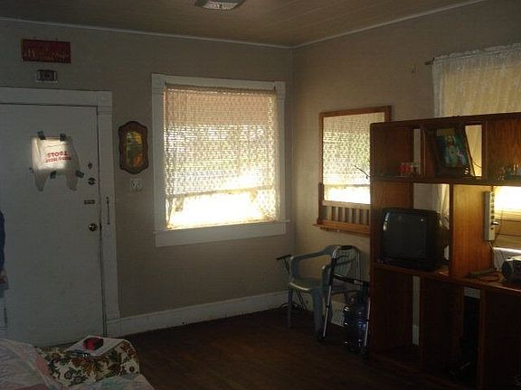 5th image of 1401 E 11th St
