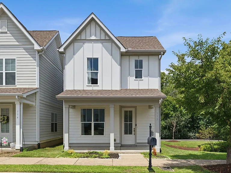 752 Cottage Park Dr — Photo 1