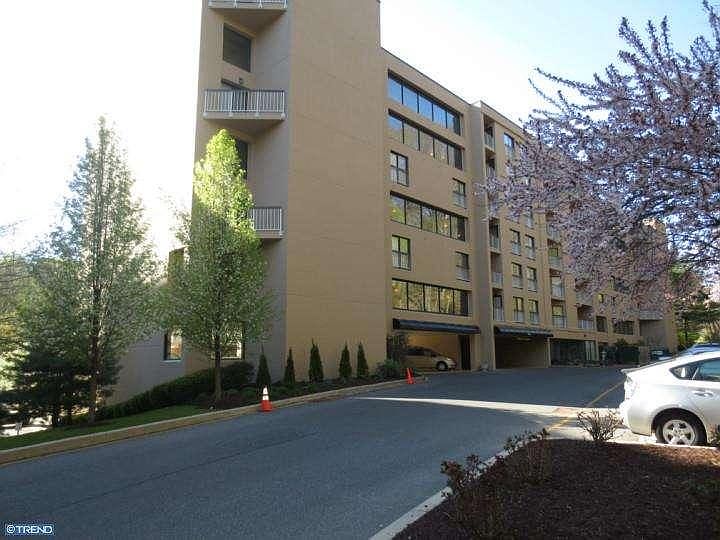 1st image of 1704 N Park Dr APT 203