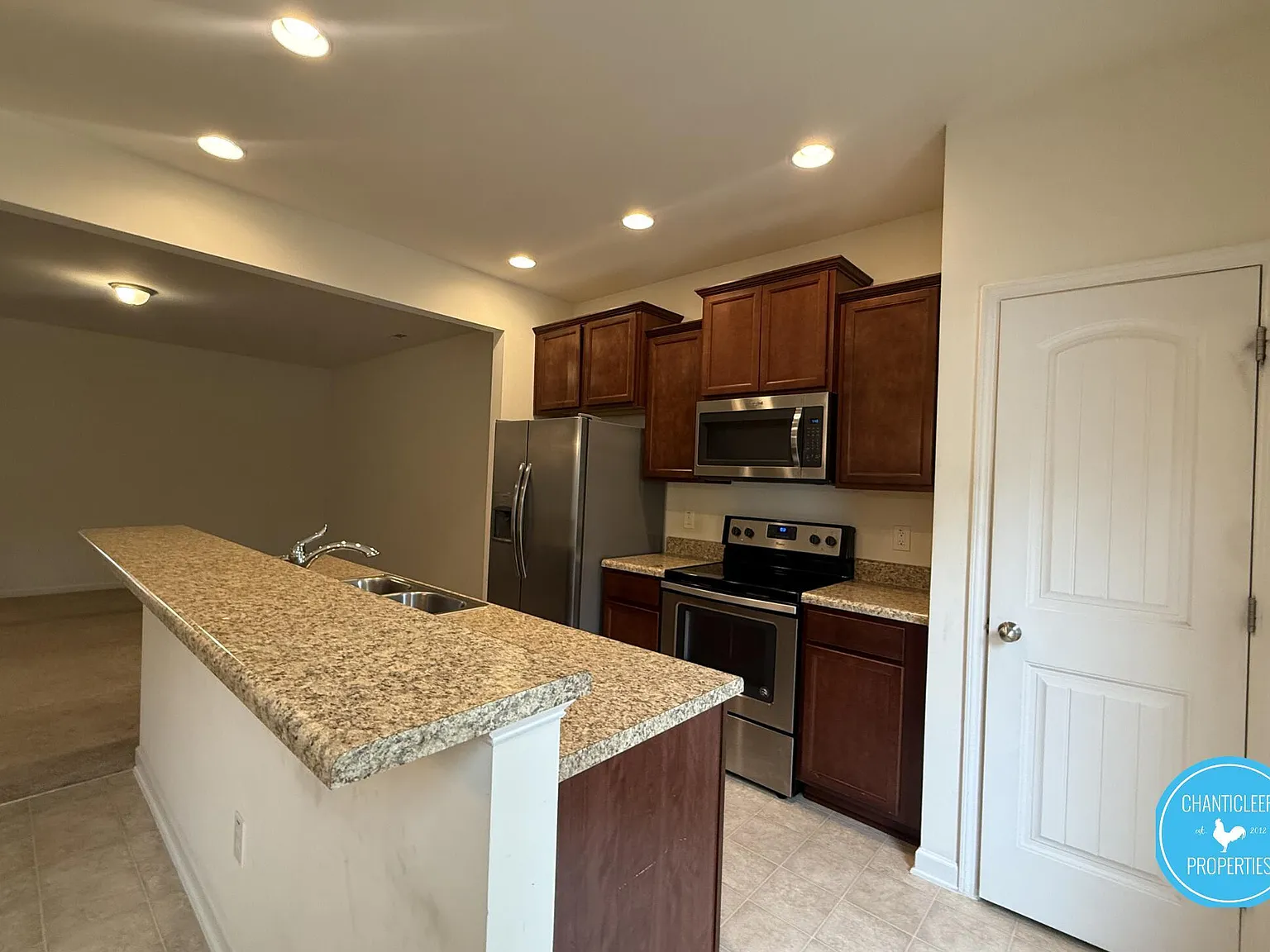 3 bed, 2.5 bath, 1600 sqft, $1,595 — Photo 3