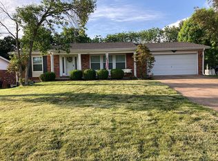 1669 Sunnyridge Rd, Ballwin, MO 63011
