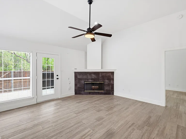 381 Arbor Ln — Photo 4